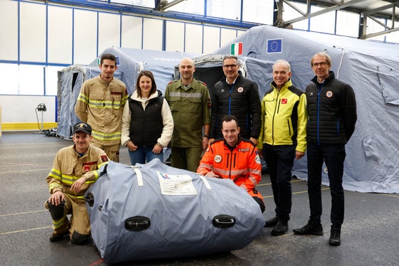 Landeshauptmann und Bevölkerungsschutzlandesrat Arno Kompatscher (3.v.r.), Tirols Zivil- und Katastrophenschutzlandesrätin Astrid Mair (2.v.l.), der Direktor der Agentur für Bevölkerungsschutz Klaus Unterweger (ganz rechts) und der Leiter des Tiroler Zentrums für Krisen- und Katastrophenmanagement Elmar Rizzoli (2.v.r.) mit Einsatzkräften aus Tirol und Südtirol im Feldspital in der Eishalle in Steinach (Foto: Land Tirol/Die Fotografen)