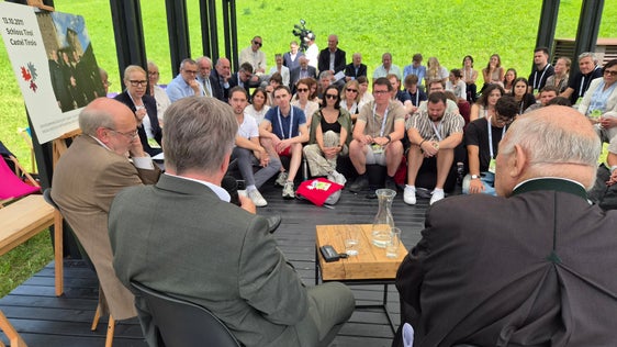 Die mit großem Interesse erwartete Auftaktveranstaltung „15 Jahre Euregio Tirol-Südtirol-Trentino“ bildete den würdigen Auftakt zu den Euregio-Days im Rahmen des European Forum Alpbach. (Foto: Euregio/Armin Gluderer)
