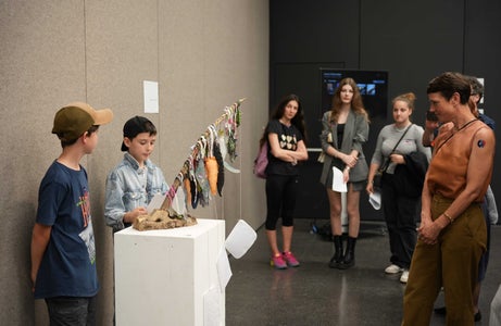Zum Abschluss jedes Euregio-KIDS-Jahres stellen Schülerinnen und Schüler in einem der drei Partnermuseen (im Bild am 10. Juni 2025 im Museion, Bozen) ihre Arbeiten zur zeitgenössischen Kunst vor. (Foto: Euregio/Armin Gluderer)