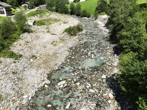 Il Teisslgraben dopo: una volta abbassato al livello del letto del torrente, l’area potrà essere inondata in modo mirato e, in caso di piene o colate detritiche, potrà accogliere materiale aggiuntivo. (Foto: USP/Ufficio Sistemazione bacini montani Nord presso l’Agenzia per la Protezione civile)