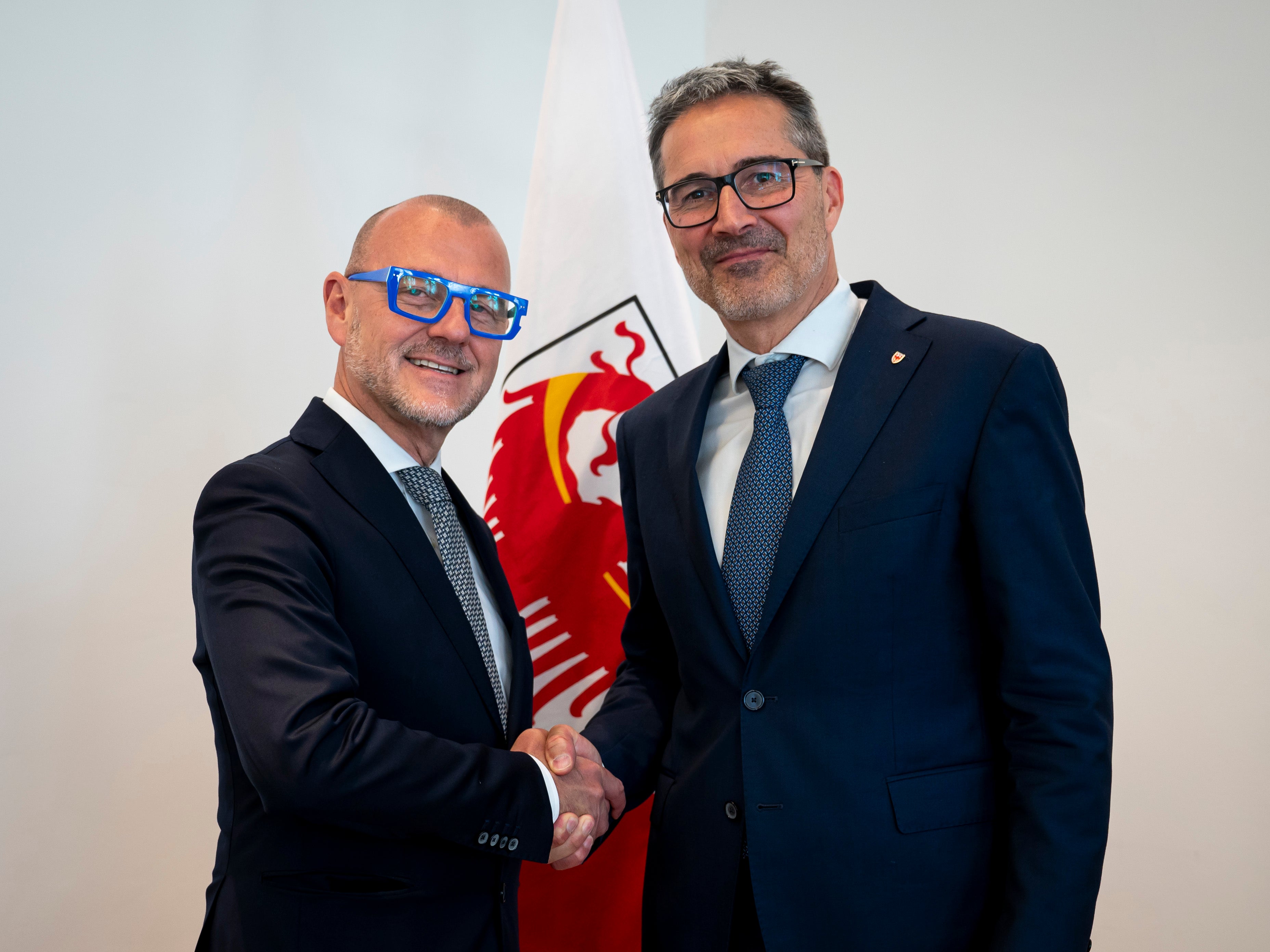 La stretta di mano tra il nuovo sindaco di Bolzano, Claudio Corrarati, e il presidente della Provincia autonoma di Bolzano, Arno Kompatscher. (Foto: USP/Fabio Brucculeri)
