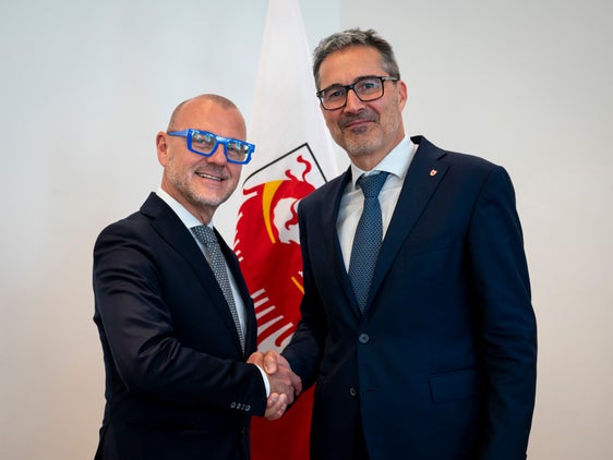 La stretta di mano tra il nuovo sindaco di Bolzano, Claudio Corrarati, e il presidente della Provincia autonoma di Bolzano, Arno Kompatscher. (Foto: USP/Fabio Brucculeri)