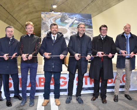 Simone, Marzi, ass. Alfreider, pres. Kompatscher, Ausserdorfer y Costabiei. (Foto: USP/Angelika Schrott)