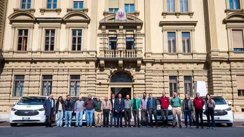 Am 23. März wurden die neun Hybrid-Kleinbusse in Bozen den Jugendzentren übergeben. (Foto: LPA/Fabio Brucculeri)