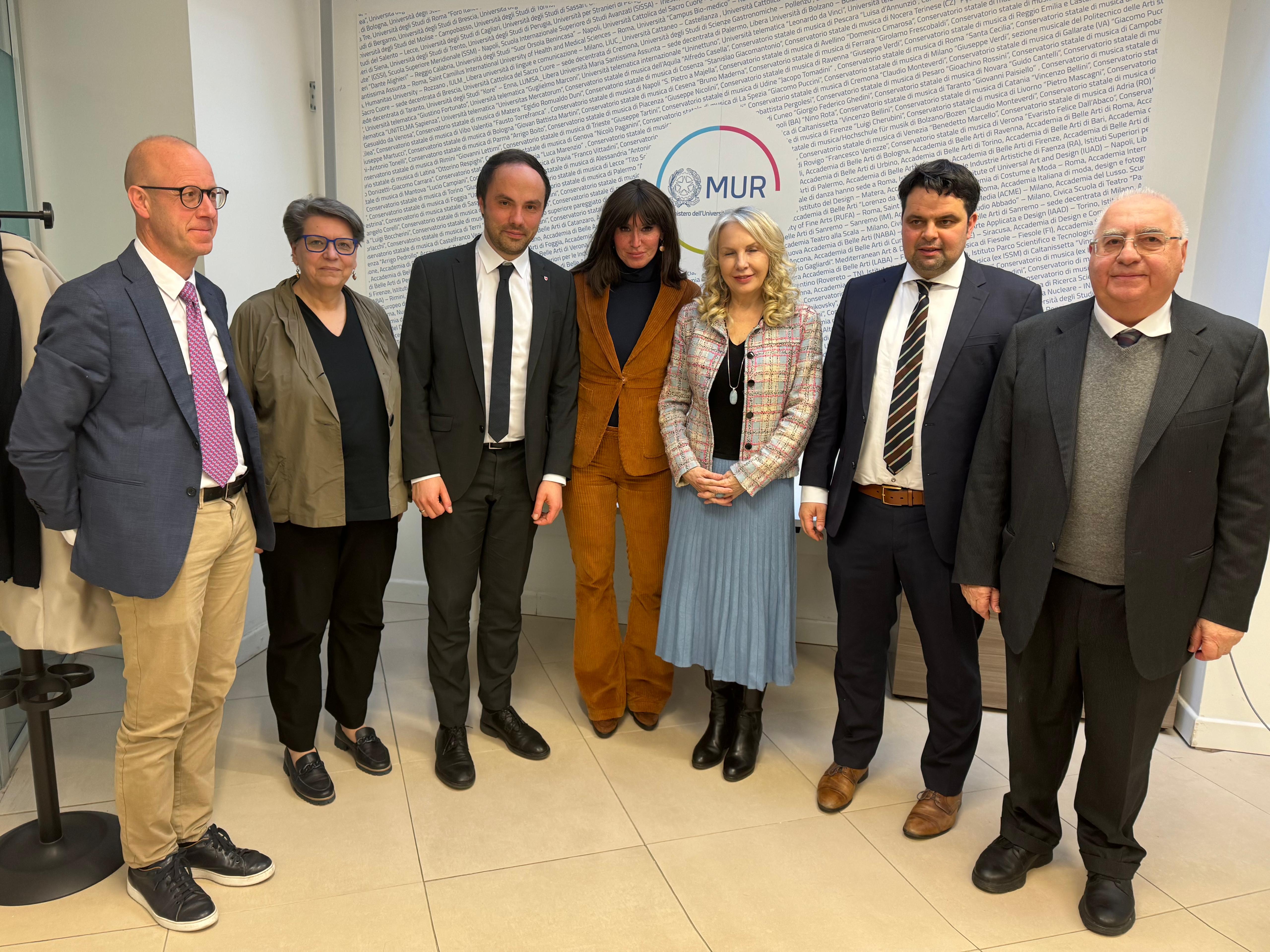 L'assessore provinciale Philipp Achammer ha incontrato a Roma il 4 febbraio la ministra Anna Maria Bernini per discutere il tema della nomina degli insegnanti di lingua tedesca. Nella foto ( da sinistra) Alex Weissensteiner, Ulrike Tappeiner, l'assessore provinciale Philipp Achammer, la ministra Anna Maria Bernini,  la senatrice Julia Unterberger, il senatore Meinhard Durnwalder e il giurista Eugenio Picozza. (Foto: USP)