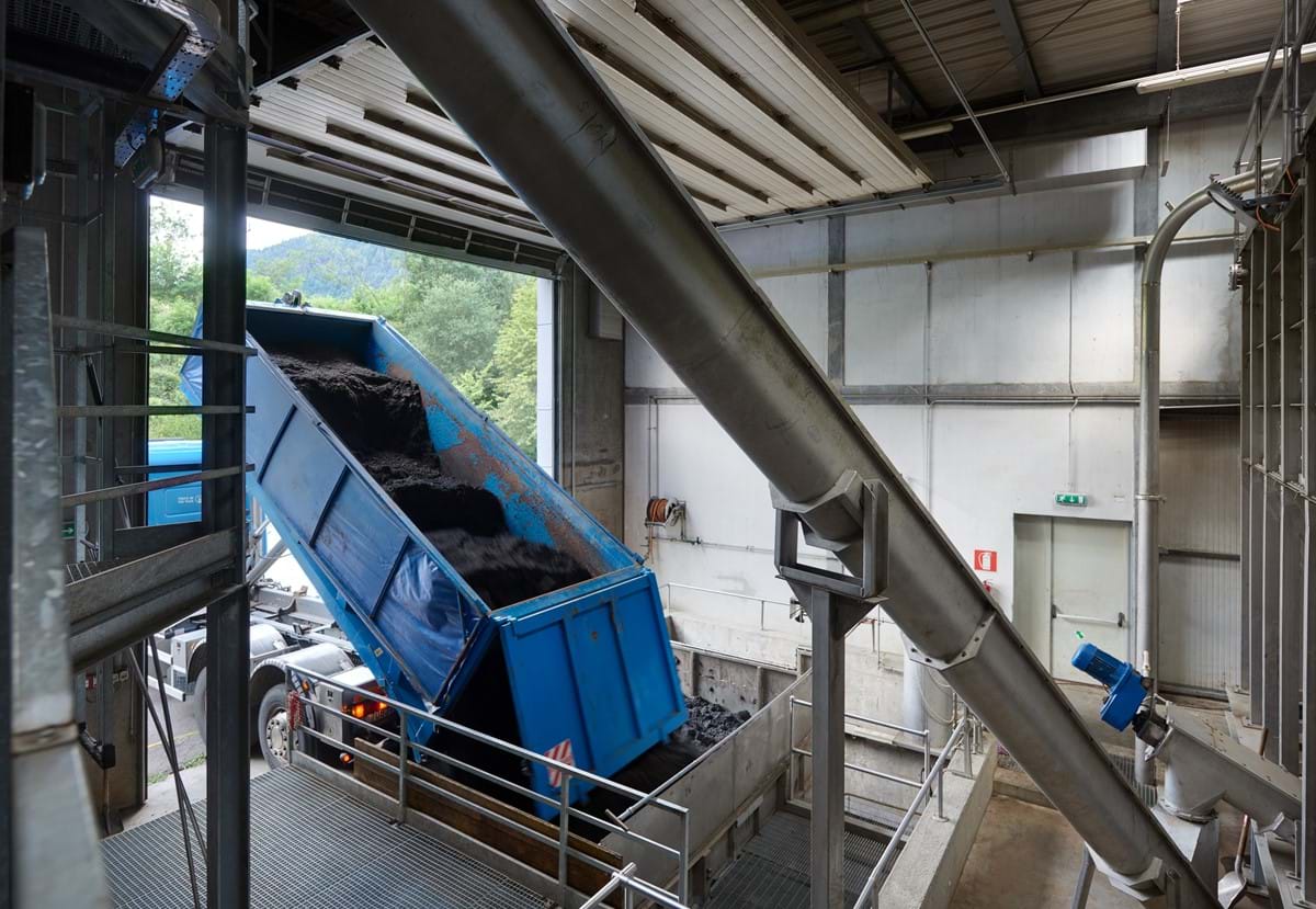 Circa un terzo dei fanghi di depurazione dell'Alto Adige viene attualmente trattato nell'impianto di depurazione di Tobl a San Lorenzo (nella foto). A lungo termine, tutti i fanghi di depurazione dell'Alto Adige verranno sfruttati termicamente in un impianto centrale. (Foto: ARA Pustertal AG)
