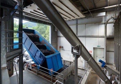 Etwa ein Drittel des Südtiroler Klärschlamms wird derzeit bei der Abwasserreinigungsanlage Tobl&nbsp;in St. Lorenzen (im Bild) behandelt. Langfristig soll der gesamte Südtiroler Klärschlamm in einer zentralen Anlage thermisch verwertet werden. (Foto: ARA Pustertal AG)