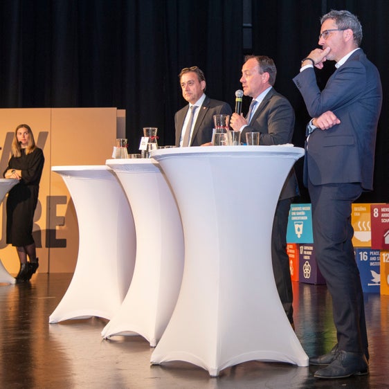 A Laives la terza serata del tour della sostenibilità. Nella foto: da dx, Il presidente Kompatscher, il vicepresidente Vettorato e Hansjörg Zelger. Foto (ASP/Fabio Brucculeri)  