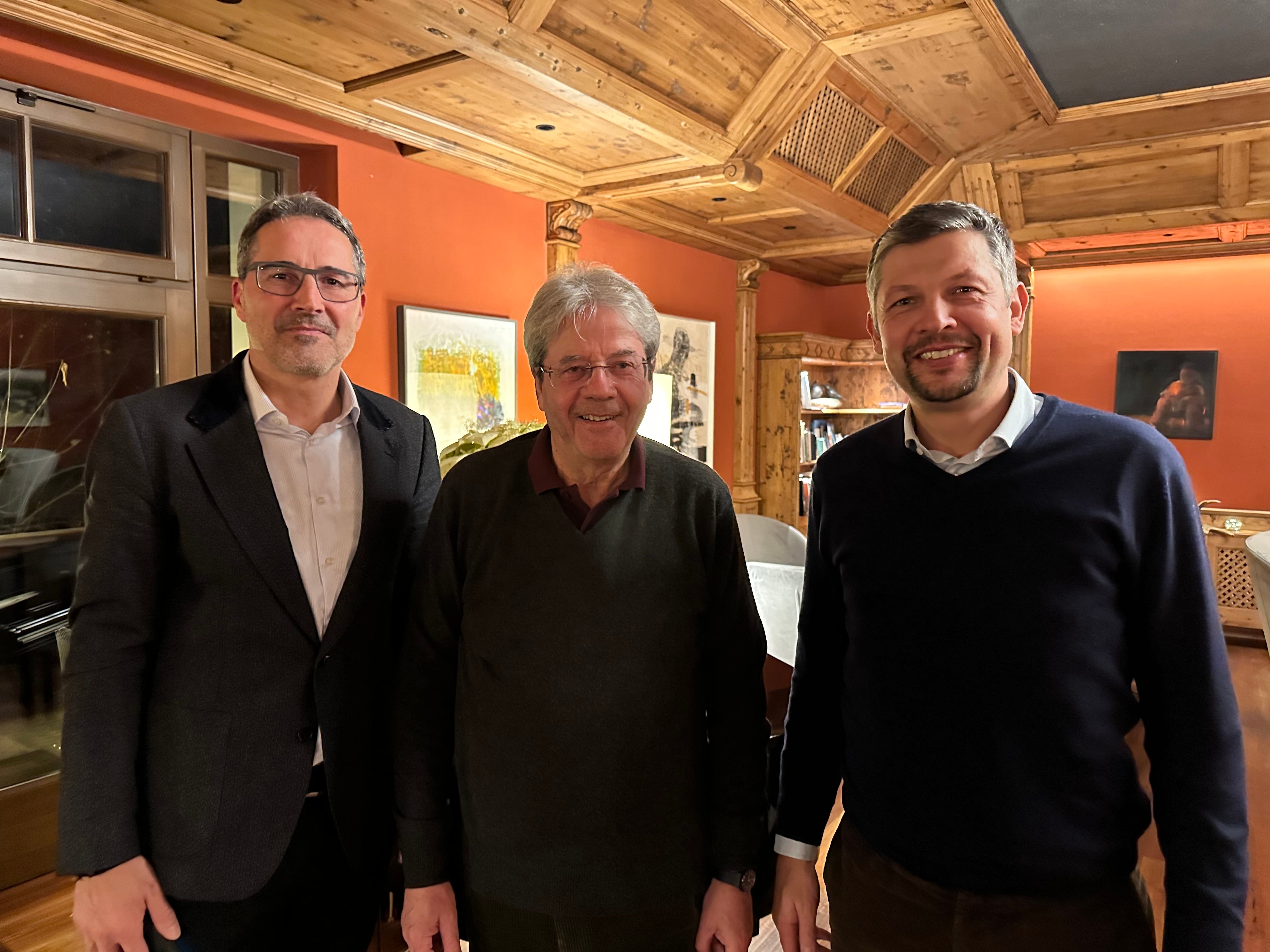 Scambio informale su Alto Adige, Italia ed Europa a Dobbiaco: da sinistra il presidente della Provincia Arno Kompatscher, il commissario europeo Paolo Gentiloni e il vicepresidente Daniel Alfreider (Foto: ASP)