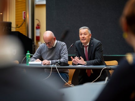 Landesrat Peter Brunner (re.) und Agenturdirektor Flavio Ruffini (l.) beim Informationsaustausch mit Terna und den Bürgermeistern: Es geht darum, über die Fortschritte des Hochspannungsprojekts und die weitere Vorgehensweise zu informieren, so Brunner. (Foto: LPA/Fabio Brucculeri)