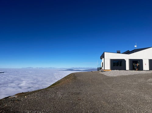 Sicher und nachhaltig: Zwei Holzpelletkessel sorgen für Wärme, während der neue Raum für die Bergrettung bei geschlossener Hütte als Notbiwak dient. (Foto: LPA/Plosehütte/Claudia Fea)