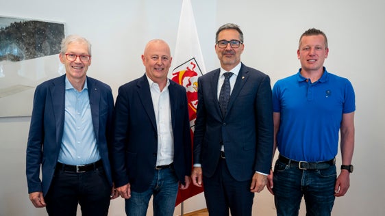 Da sinistra il direttore dell'Unione provinciale dei corpi dei vigili del fuoco volontari dell'Alto Adige Christoph Oberhollenzer, il presidente Martin Künig, il presidente della Provincia Arno Kompatscher e il vicepresidente dell'Unione Peter Hellweger. (Foto: USP/Fabio Brucculeri)