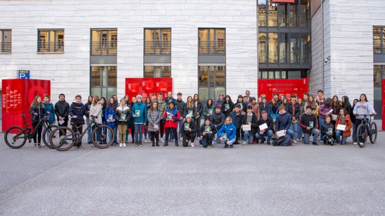 8000 Schülerinnen und Schüler haben sich am neu belebten Ratespiel Kennst du deine Heimat? beteiligt. Über 60 davon davon nahmen im Landhaus in Bozen bei einer Abschlussfeier ihre Preise entgegen. (Foto: LPA/Fabio Brucculeri)