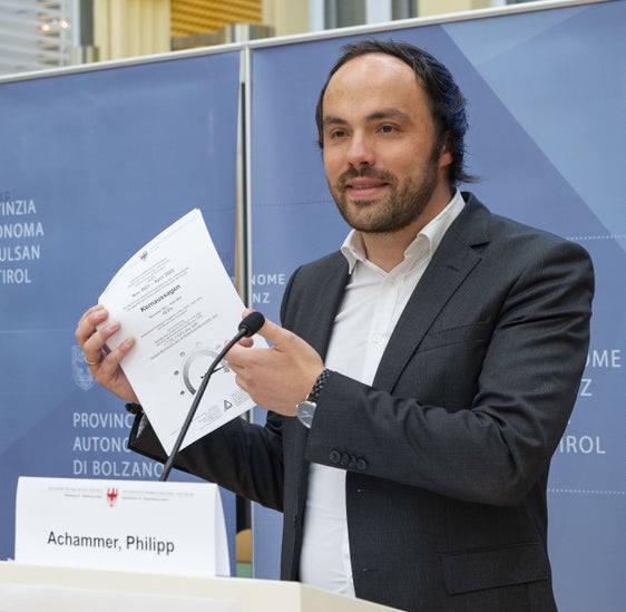 Zu den Bereichen Arbeit und Wirtschaft informiert Landesrat Achammer (im Archivbild) gemeinsam mit Ressortdirektor Gatterer die Vertreterinnen und Vertreter der Medien am 26. Jänner in Bozen. (Foto: LPA/Fabio Brucculeri)