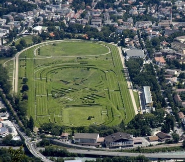 Die Vereinbarung zwischen dem Land und der Gemeinde Meran zielt darauf ab, den Pferderennplatz von Meran zu einem Referenzzentrum für den Pferdesport zu machen. (Foto: Pferderennplatz Meran)