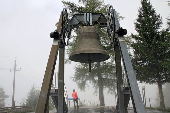 La "Campana della Pace dell'Arco Alpino" è stata installata a Mösern 25 anni fa (Foto: Vid Pogacnik/CC BY-SA 4.0/Wikimedia)