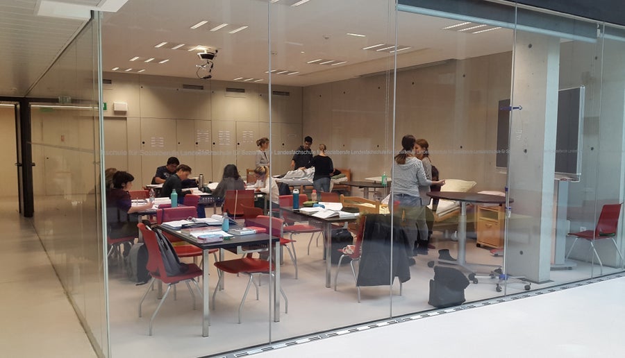 La Giunta provinciale ha deciso oggi (27 febbraio) di aumentare il cosiddetto “Taschengeld” per i tirocini degli studenti che seguono una formazione socio-sanitaria nelle scuole professionali (Foto: ASP/Scuola professionale Hannah Arendt)