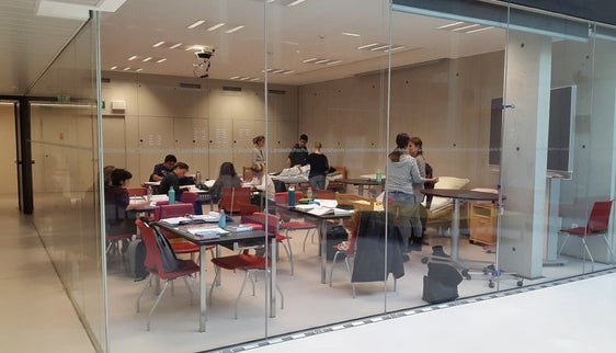 Schülerinnen und Schüler, die an Fach- oder Berufsschulen eine Sozialberufsausbildung durchlaufen, können mit einer höheren Entgeltung der Praktika rechnen. Im Bild die Landesfachschule für Sozialberufe "Hannah Arendt" in Bozen (Foto: LPA/LFS "Hannah Arendt")