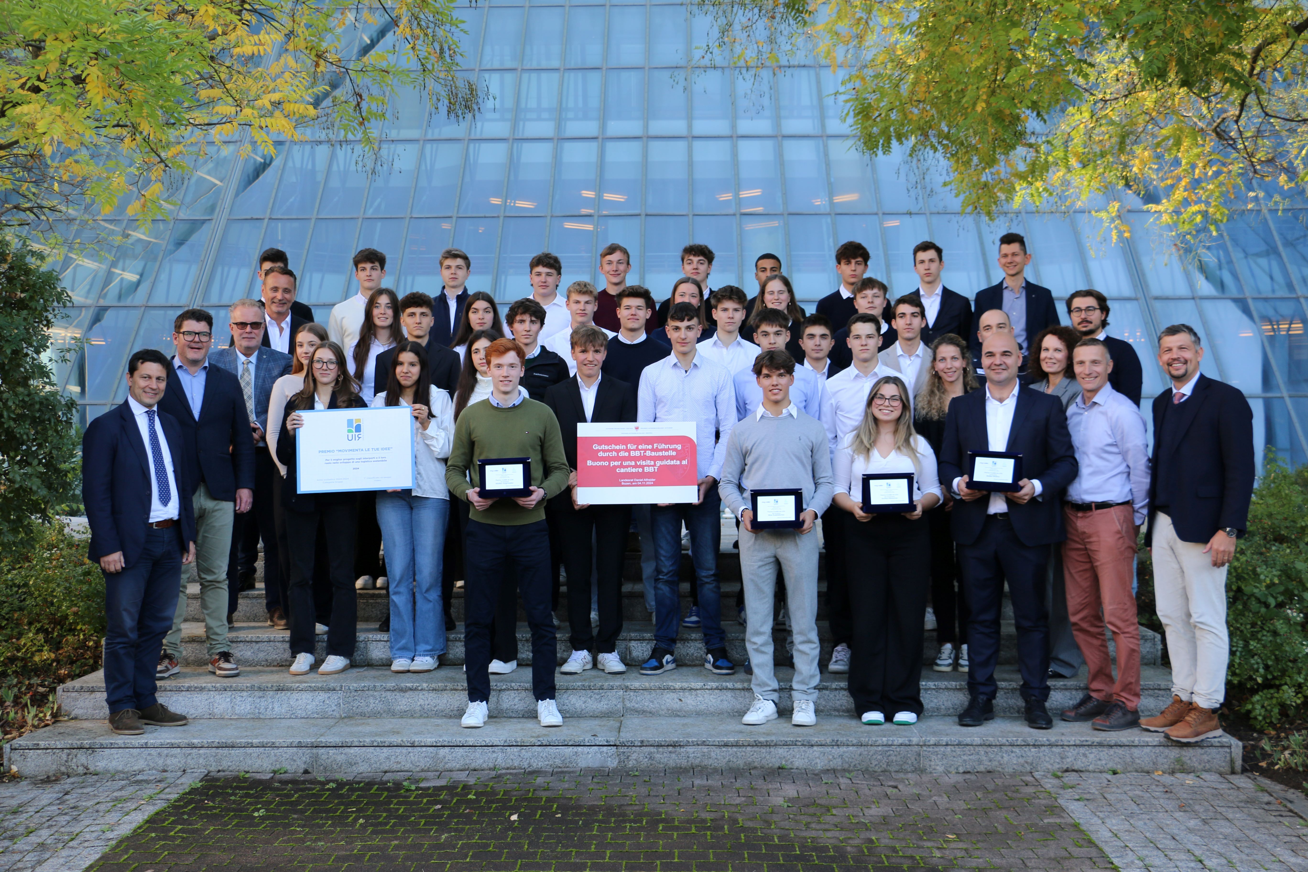 L'assessore provinciale Alfreider (in prima fila, primo da a destra) con gli studenti della classe 5A LOG (Matteo Sagmeister, Max Kusstatscher e Annika Marzoner in prima fila) e i docenti e i dirigenti dell'Istituto tecnico superiore “Max Valier” di Bolzano, nonché i rappresentanti del settore logistico alla presentazione del video sulla logistica premiato a livello nazionale. (Foto: USP/Ingo Dejaco)