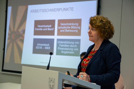 Um bei der Vereinbarkeit wichtige Schritte nach vorne zu machen, braucht es die Zusammenarbeit aller Bereiche, die Familien betreffen – von der Bildung zur Wirtschaft, vom Land zu den Gemeinden, hob Familienlandesrätin Rosmarie Pamer bei der heutigen Pressekonferenz hervor. (Foto: LPA/Greta Stuefer)