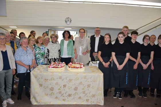 Vergangenheit und Gegenwart bei der 50-Jahr-Feier der Fachschule Tisens: Absolventinnen des ersten Jahrgangs 1974/75 (Gruppe links) und Schülerinnen und Schüler des heurigen Schuljahres (Gruppe rechts) mit (hinter dem Tisch von rechts) dem Landesdirektor der deutschsprachigen Berufsbildung Peter Prieth, Direktorin Gudrun Ladurner, Schulleiterin Christine Holzner, der Lehrerin des esten Jahrgangs Anni Knoll  (Foto: LPA/Fachschule Tisens)
