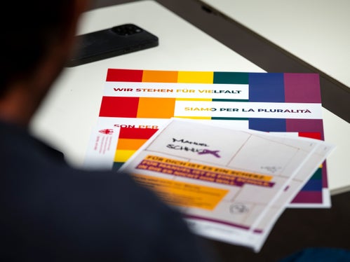 Auch heuer werden in den Eingangsbereichen der Landhäuser Plakate mit den Regenbogenfarben angebracht, um auf den Pride Month und seine Werte aufmerksam zu machen sowie die LGBTQIA+Gemeinschaft zu unterstützen. Zudem wird im Pressesaal des Palais Widmann die Regenbogenfahne aufgestellt, es werden Plakate verteilt und die Regenbogenfahne wird in das Corporate Design des Landes aufgenommen. (Foto: LPA/Fabio Brucculeri)