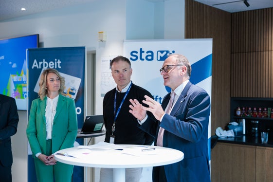 “L'abbonamento Fix365 offre un modo semplice e fiscalmente vantaggioso per sostenere i dipendenti nel passaggio al trasporto pubblico”, ha spiegato Sandro Pellegrini, presidente di Südtiroler Wirtschaftsring-Economia Alto Adige, a destra nella foto. (Foto: USP/STA/Ivan Brentegani)