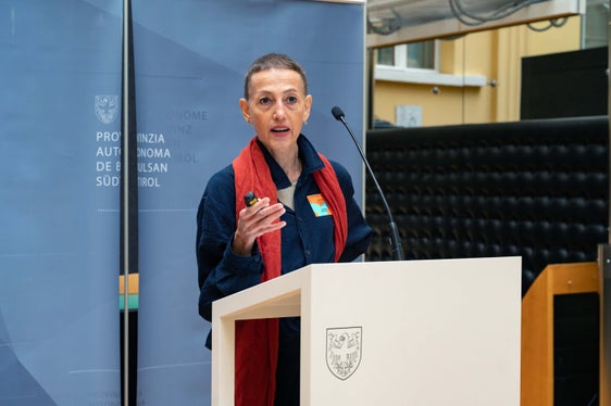 Sara Boscolo, ricercatrice dell'Institute for Public Management di Eurac Research, ha utilizzato cifre e dati per sottolineare la necessità di aumentare l'interesse delle donne per la politica. (Foto: USP/Greta Stuefer)