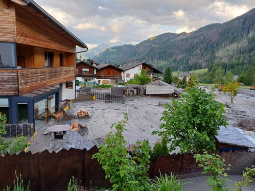 Nach anhaltenden Regenfällen hat sich gestern (17. Juni) eine Mure in den Seresbach in Campill in der Gemeinde St. Martin in Thurn gewälzt, Freiwillige Feuerwehren, Wildbachverbauung, Forstbehörde und Landesgeologen begannen umgehend mit Sicherungs- und Aufräumarbeiten. (Foto: LPA/Landesamt für Geologie und Baustoffprüfung)