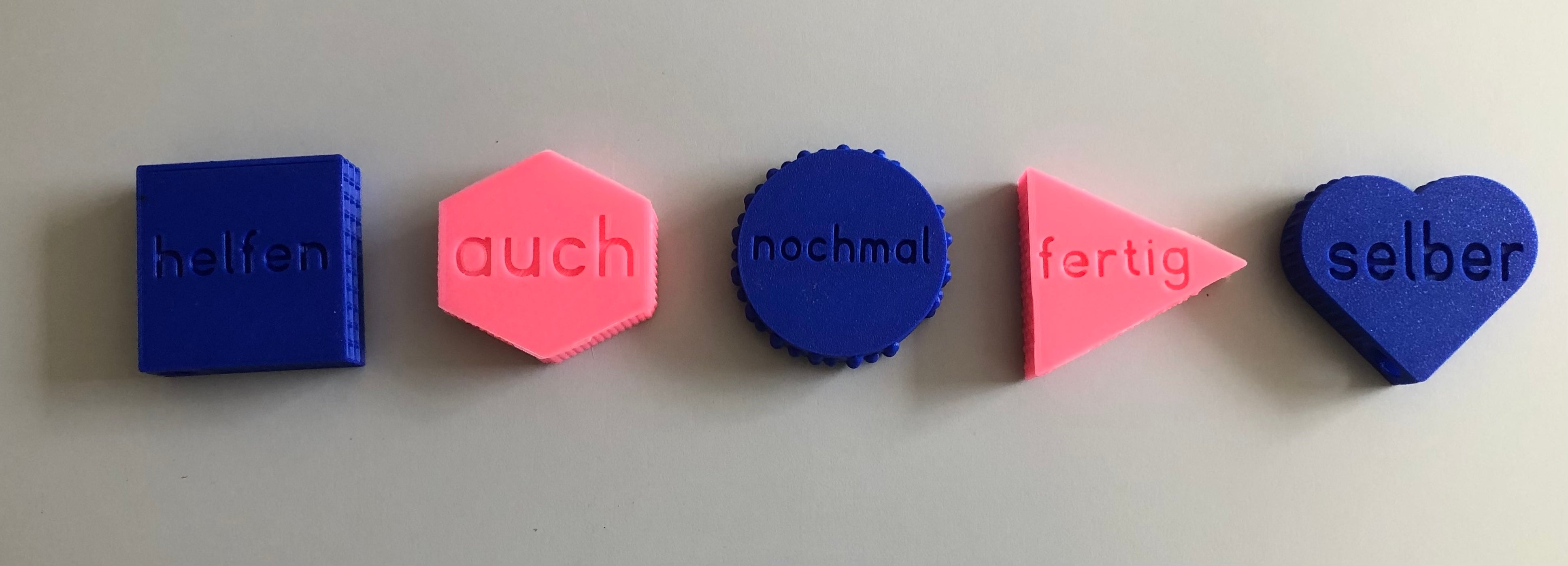 Taktile Fokuswörter für die Unterstützte Kommunikation. (Foto: LPA/Deutsche Bildungsdirektion)