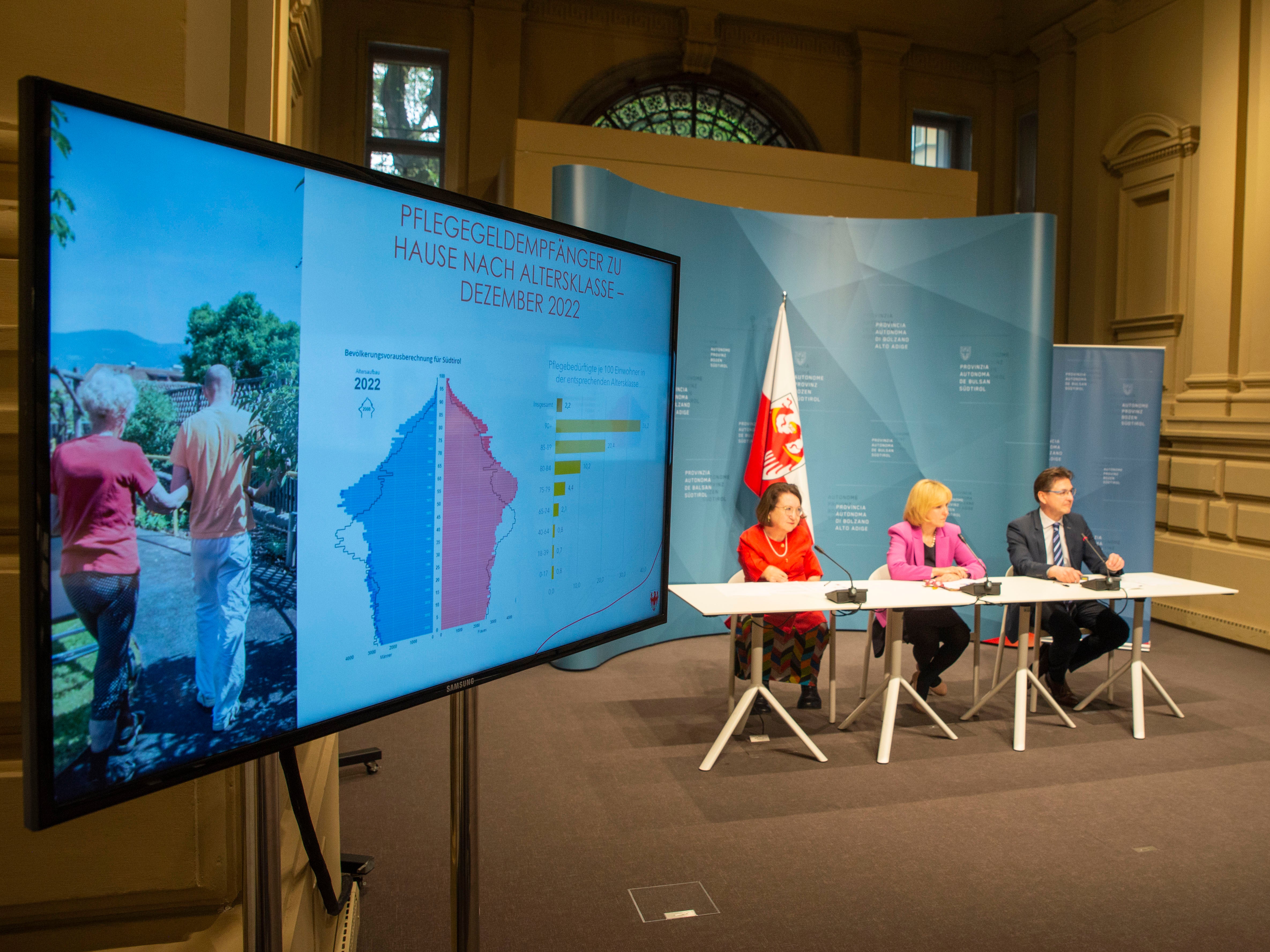 Rund drei Prozent der Bevölkerung, also 15.611 Südtirolerinnen und Südtiroler, gelten als pflegebedürftig. 75 Prozent davon (11.592 Menschen) werden zu Hause gepflegt, ein Viertel in Seniorenwohnheimen. (Foto: LPA/Fabio Bruccuelri)