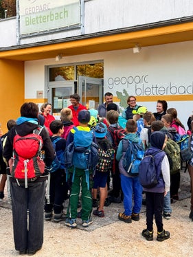 Tag der Geodiversität im GEOPARC Bletterbach (von links): Direktorin Hannah Pomella, die Geologen Corrado Morelli und Volkmar Mair, Elisabeth Berger und Marcella Morandini begrüßen die Klassen der Grundschulen Aldein und Radein (Foto: Geoparc Bletterbach/Monika Franzelin). 