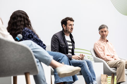 Giovanni Mori auf der Bühne mit Majda Brecelj, Daze Aghaji und David Hofmann (Foto: LPA/Luca Guadagnini)