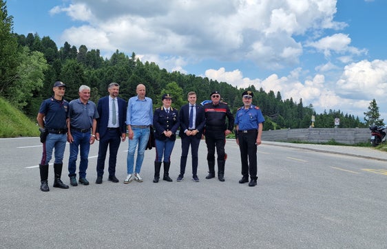 Landesrat Alfreider (3.v.l.), Bürgermeister Costabiei (4.v.l.) und Landesmobilitätsplaner Andergassen (5.v.l.) mit den Vertretern der Ordnungskräfte und Gemeinde beim Lokalaugenschein am Würzjoch. (Foto: LPA/Angelika Schrott)