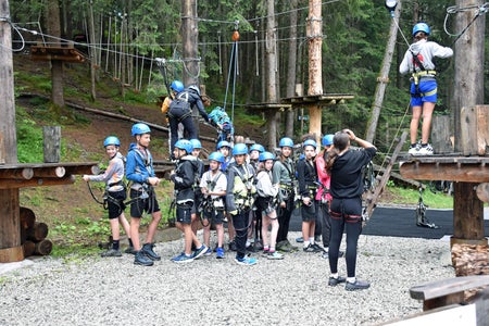 Nach Tirol im Vorjahr (im Bild mit Klettern im Hochseilgarten) ist heuer Südtirol mit der Sportoberschule in Mals Gastgeber des EuregioSportCamp für sportbegeisterte Jugendliche. (Foto: Land Tirol/Hörmann)