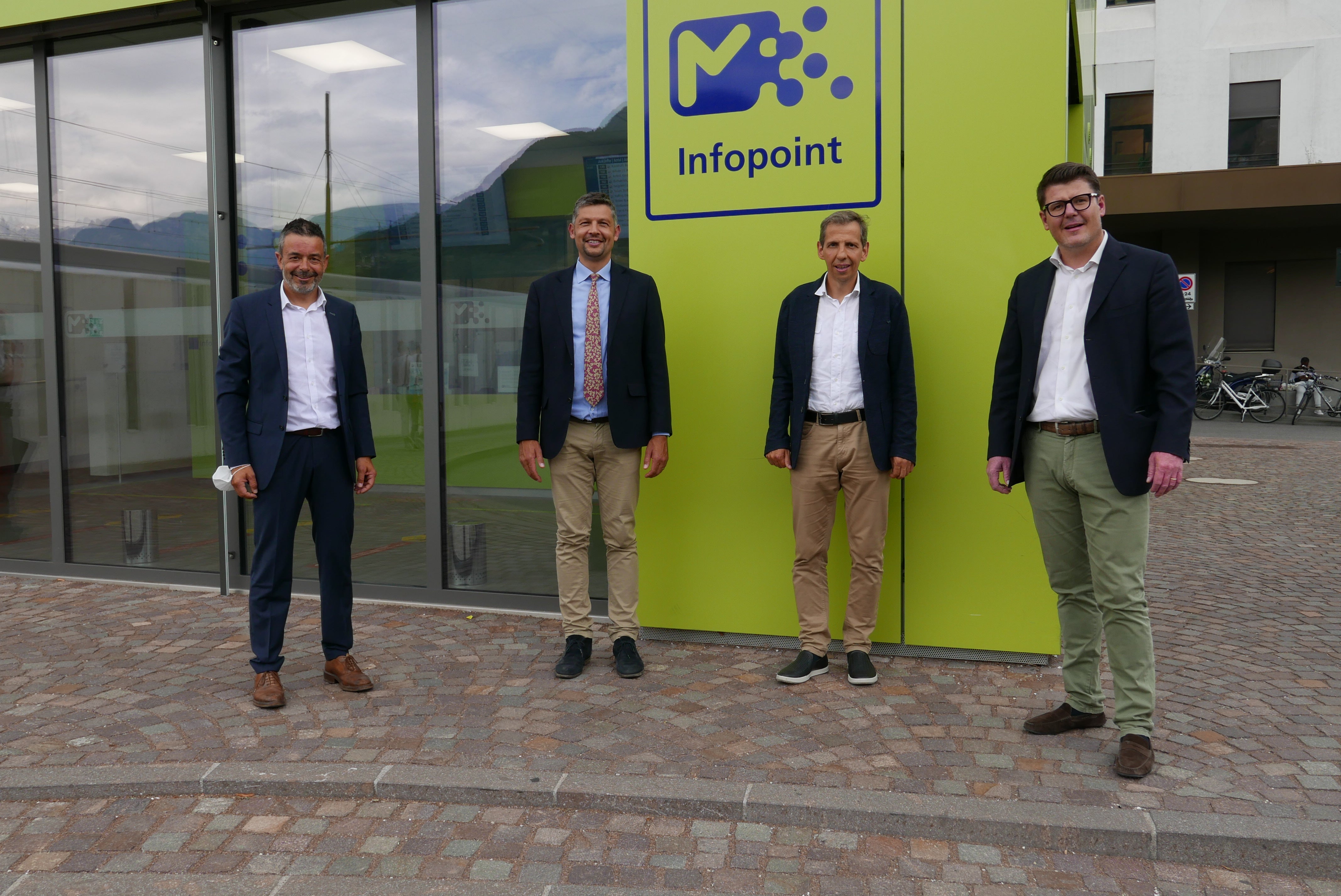 STA-Direktor Joachim Dejaco (v.l.) und Mobilitätslandesrat Daniel Alfreider mit dem neuen und scheidenden STA-Präsidenten, Martin Fill und Martin Ausserdorfer (Foto: LPA/STA/Margit Perathoner)