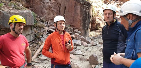 Landesrat Bessone bei einem Besuch im Geoparc Bletterbach mit dem Präsidenten Peter Daldos (2. v. l.) und Direktor Christian Weber (Foto: LPA/Anna Pittarelli)