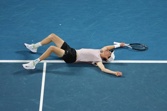 Jannik Sinner entra nella storia del tennis italiano. Il tennista di Sesto Pusteria completa una grande rimonta e trionfa agli Australian Open di tennis, vincendo il primo torneo Slam della sua carriera. I complimenti del presidente Kompatscher al campione altoatesino: "Jannik ha fatto emozionare milioni di sportivi". (Foto: Federtennis)