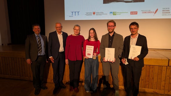 Am 3. Juni wurden die Auszeichnungen in Gedenken an den Sextner Journalisten Claus Gatterer überreicht. Im Bild v.l. Thomas Summerer (Bürgermeister Sexten), Hermann Rogger (Mitinitiator des Schülerpreises CLAUS), Teresa Indjein (Jurymitglied Schülerpreis), Schülerpreisträgerin Maria Erhard sowie die beiden Preisträger 2026 Jürgen Klatzer und Matthias Winterer. (Foto: Presseclub Concordia/Florian Stauder)
