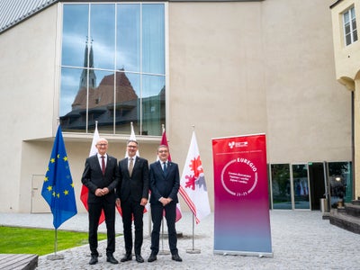 L diretif dl’Euregio dan la Biblioteca Zivica de Persenon. Da man ciancia: l sëurastant dl Tirol Anton Mattle, l presidënt dl’Euregio y presidënt dla Jonta provinziela de Bulsan Arno Kompatscher y l sëurastant dl Trentin Maurizio Fugatti. (Foto: USP/Fabio Brucculeri)