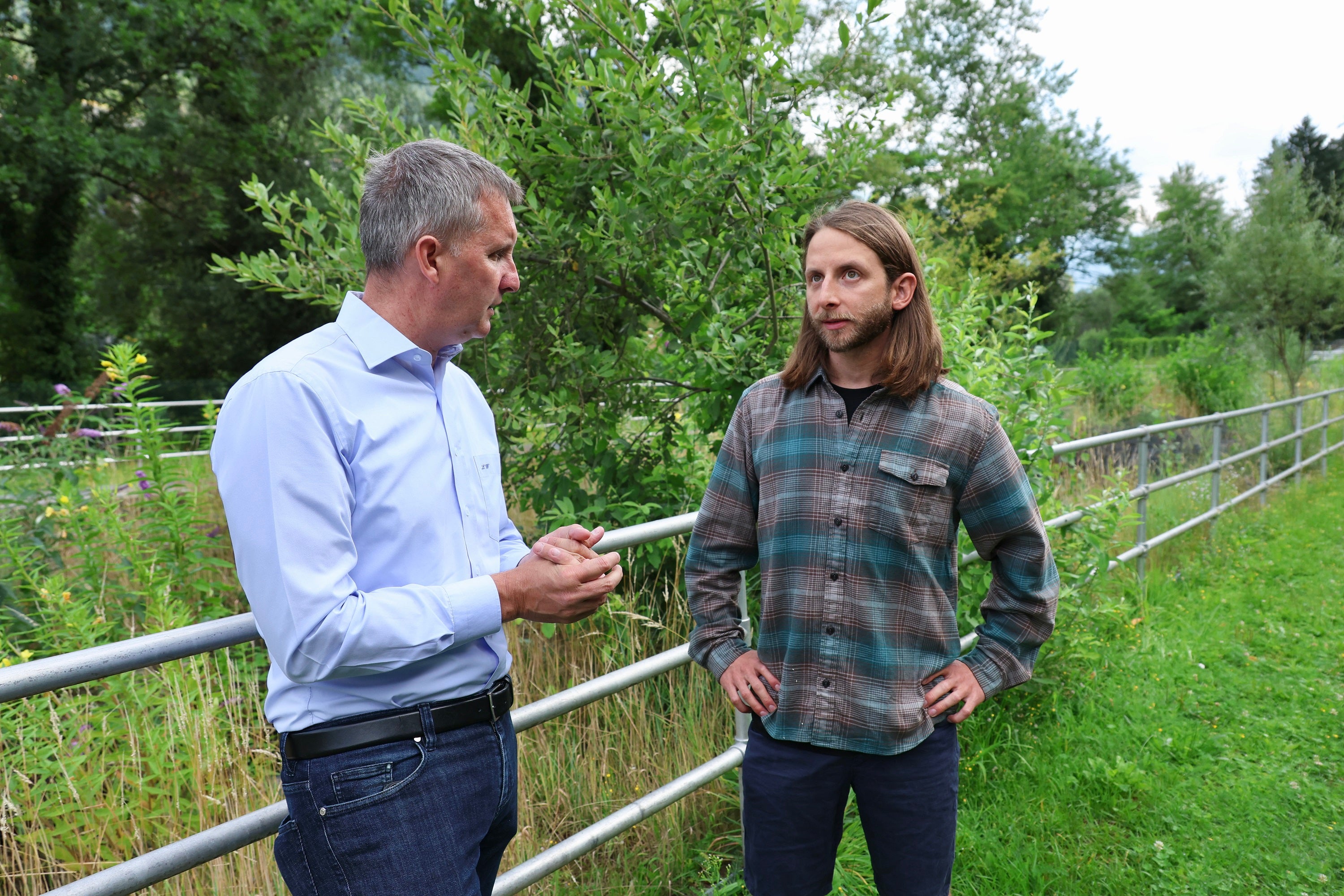 Das Aquatische Artenschutzzentrum in Schenna ist Teil des Forstbetriebs der Agentur Landesdomäne und gilt als Vorzeigemodell im Schutz aquatischer Arten in Südtirol. Im Bild Landesrat Luis Walcher (links) mit dem Koordinator des Aquatischen Artenschutzzentrums Daniel Eisendle. (Foto: LPA/Ressort Landwirtschaft, Forstwirtschaft und Tourismus/Sabine Pitscheider)