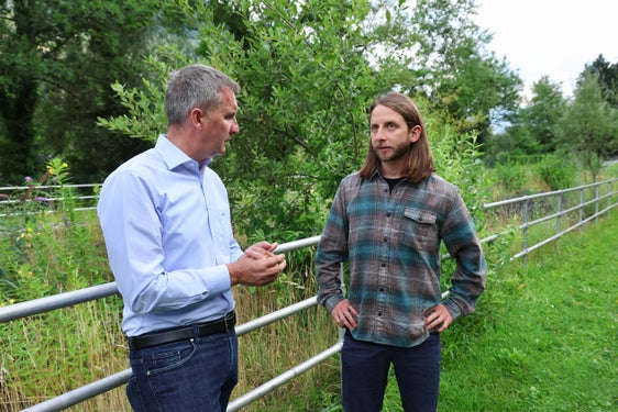 Das Aquatische Artenschutzzentrum in Schenna ist Teil des Forstbetriebs der Agentur Landesdomäne und gilt als Vorzeigemodell im Schutz aquatischer Arten in Südtirol. Im Bild Landesrat Luis Walcher (links) mit dem Koordinator des Aquatischen Artenschutzzentrums Daniel Eisendle. (Foto: LPA/Ressort Landwirtschaft, Forstwirtschaft und Tourismus/Sabine Pitscheider)