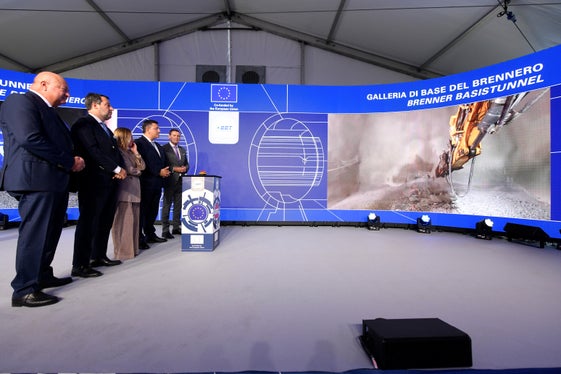 In live streaming, il cancelliere austriaco Christian Stocker, il ministro dei Trasporti Matteo Salvini, la presidente del Consiglio Giorgia Meloni, il commissario europeo Apostolos Tzitzikostas e il ministro austriaco alle Infrastrutture Peter Hanke hanno seguito l'abbattimento del diaframma del cunicolo esplorativo del BBT. (Foto: USP/Ivo Corrà)