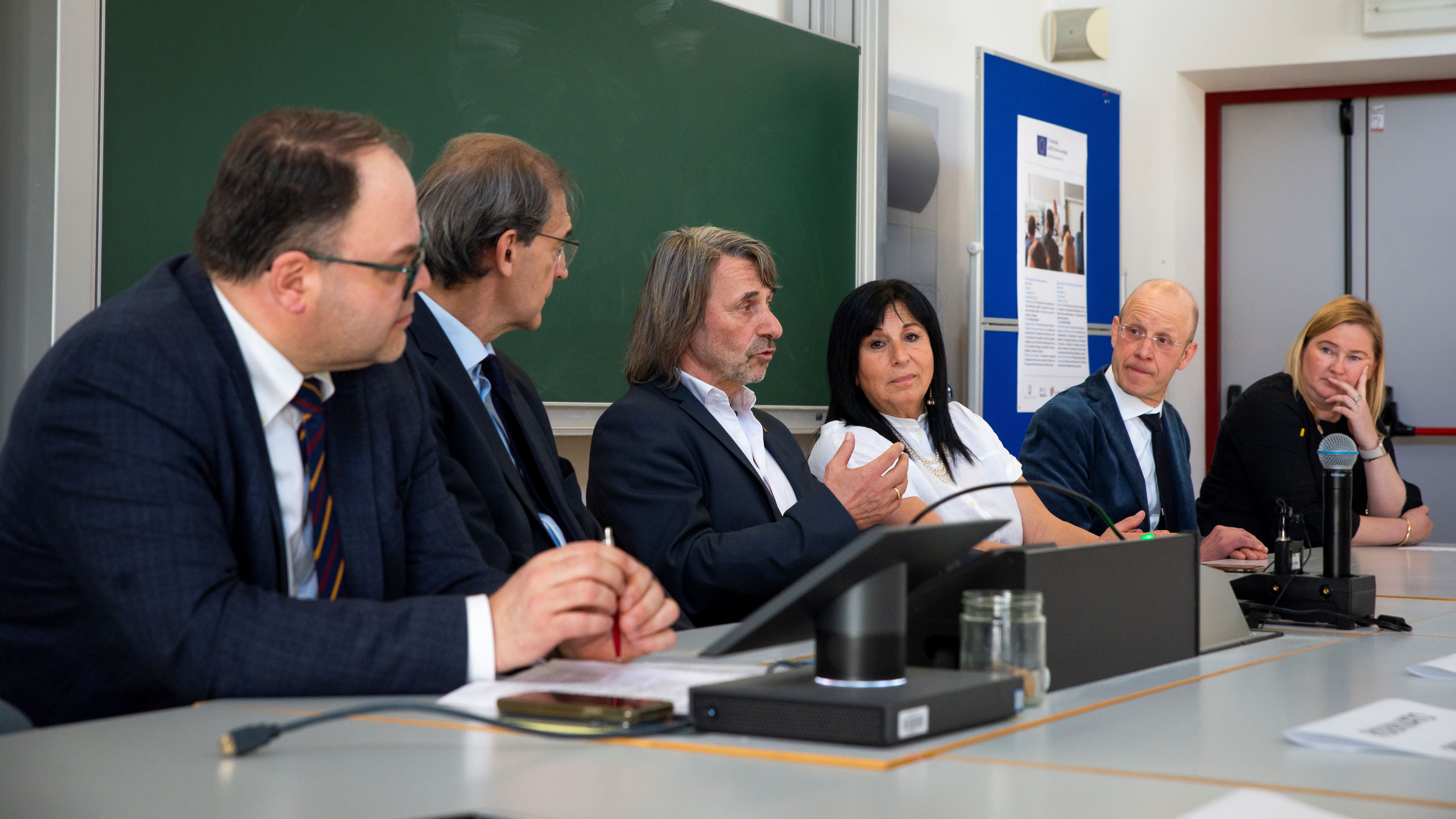 Christian Kofler, Paolo Lugli, Hubert Messner, Isabella Mastrobuono, Alex Weissensteiner und Marjaana Gunkel beim heutigen Start des Managementlehrgangs an der Freien Universität Bozen. (Foto: LPA/Fabio Brucculeri)