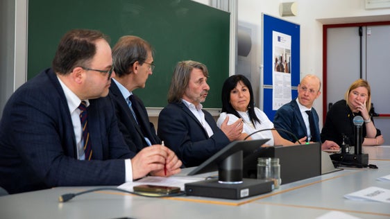 Christian Kofler, Paolo Lugli, Hubert Messner, Isabella Mastrobuono, Alex Weissensteiner und Marjaana Gunkel beim heutigen Start des Managementlehrgangs an der Freien Universität Bozen. (Foto: LPA/Fabio Brucculeri)