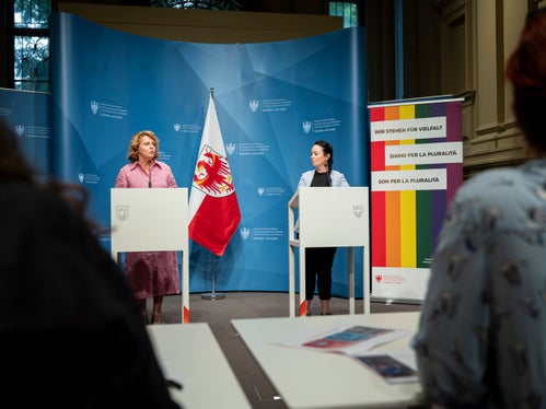 L'assessora provinciale alla Famiglia Rosmarie Pamer e la direttrice dell'Agenzia per la famiglia Monika Conrater hanno presentato l'offerta di assistenza estiva 2026. (Foto: USP/Fabio Brucculeri)