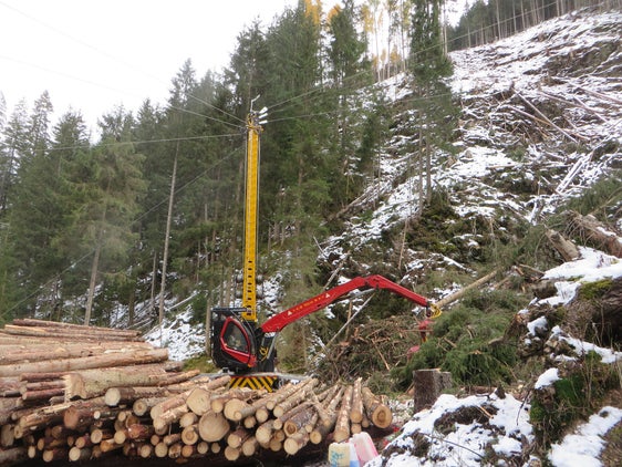 Eine effizientere und nachhaltigere Holzernte und Erstverarbeitung des Holzes wird durch eine Maßnahme des EU-Entwicklungsprogramms für den ländlichen Raum gefördert. Schlägerungsunternehmen werden beim Kauf unter anderem von Seilkrananlagen (im Bild) unterstützt; ab dem 24. Februar kann darum angesucht werden. (Foto: LPA/Landesamt für Bergwirtschaft in der Landesabteilung Forstdienst)