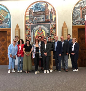  I referenti della comunicazione di Arge Alp ritratti nella sala Depero del palazzo della Provincia di piazza Dante, a Trento (Foto: Archivio Ufficio Stampa PAT)