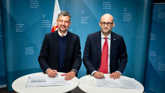 Landesrat Daniel Alfreider (links) und RFI-Ceo Gianpiero Strisciuglio setzen ihre Unterschrift unter das Protokoll zum Abbau der Bahnübergänge. (Foto: LPA/Fabio Brucculeri)