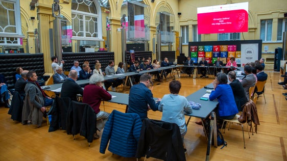 La bozza della seconda parte del Piano clima Alto Adige 2040 è stata illustrata oggi ai rappresentanti delle categorie ambientali ed economiche, nonché alle organizzazioni giovanili e sindacali (Foto: ASP/Fabio Brucculeri)